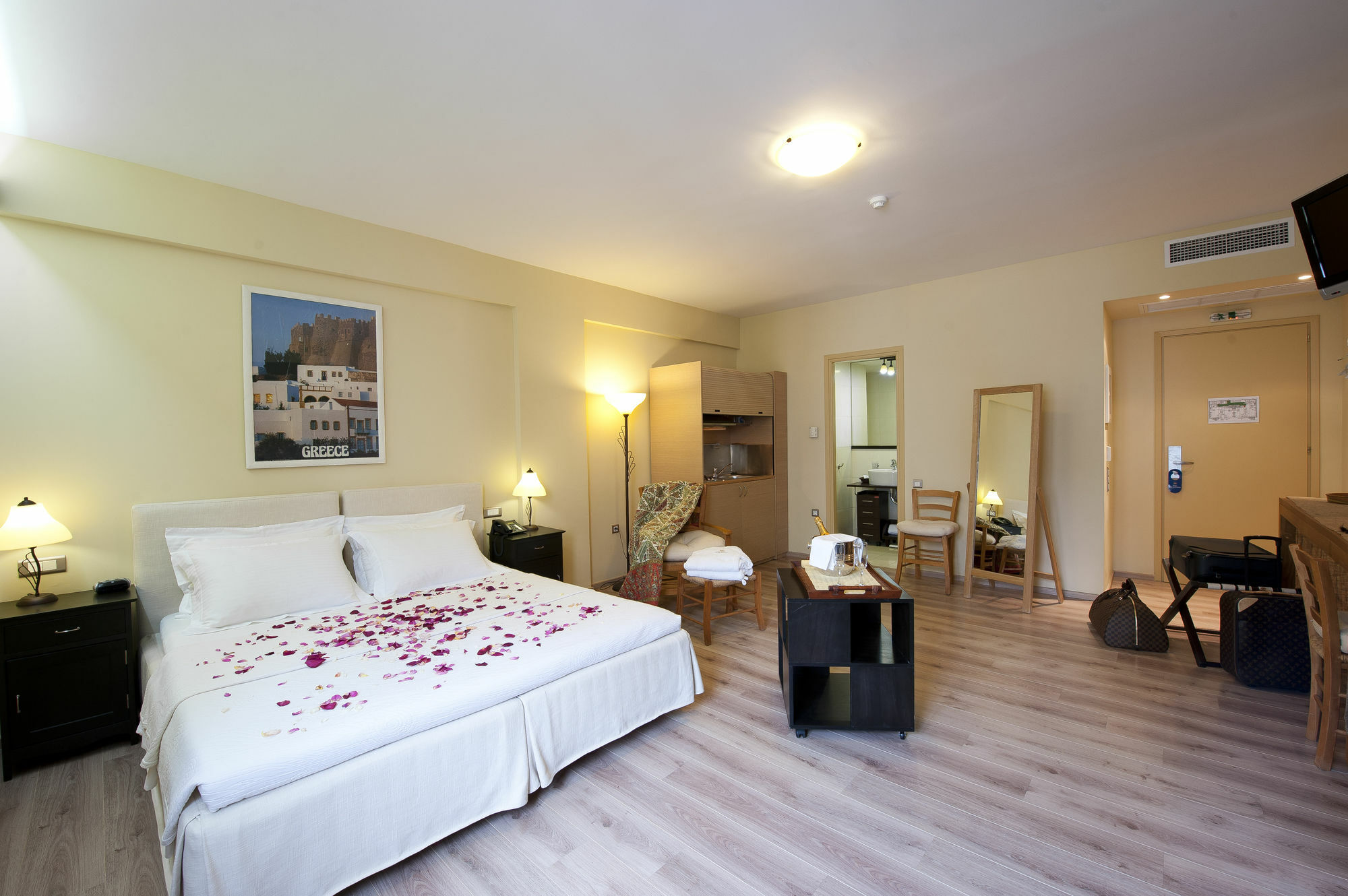 Efplias Hotel Apartments Pireu Exterior foto